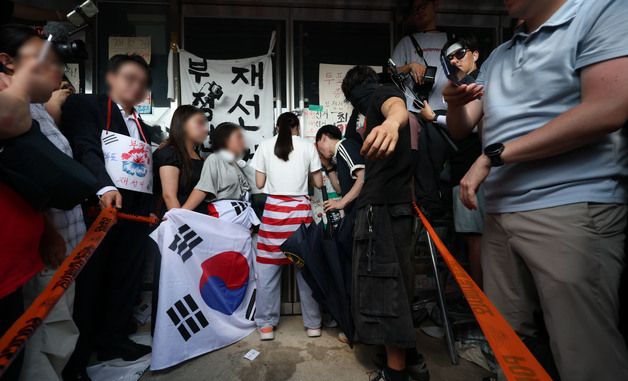 몸으로 핸드볼경기장 막아선 시위 참가자