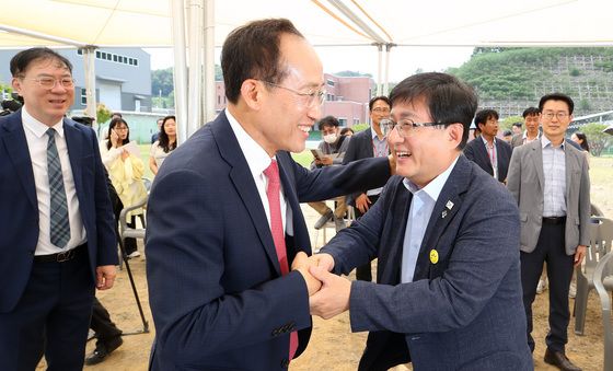 추경호 대구시장 당선인과 인사하는 김성환 장관