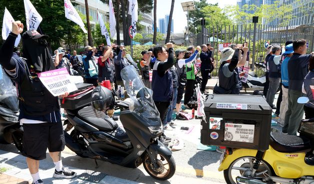 도급제 적용 부결 규탄하는 특고·플랫폼 노동자들