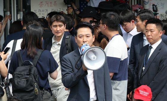 잠실 시위 현장서 확성기 든 장동혁 대표