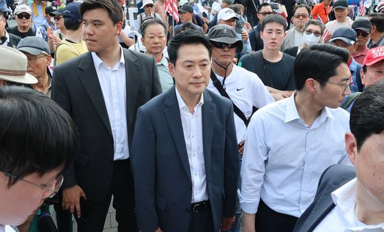 핸드볼경기장 진입 기다리는 장동혁 대표