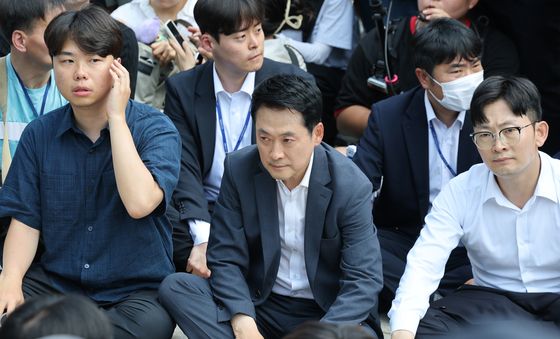 핸드볼경기장 진입 대기하는 장동혁 대표