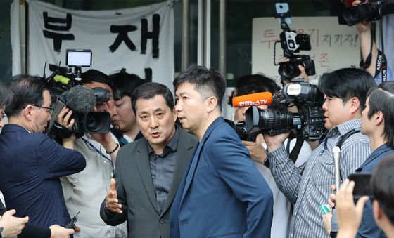 핸드볼경기장 진입 기다리는 유승민 대한체육회장