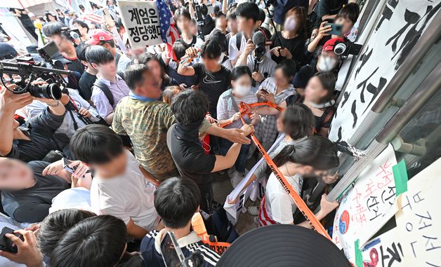 핸드볼경기장 진입 막는 시민