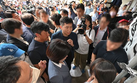 핸드볼경기장 진입 설득하는 대한체육회장