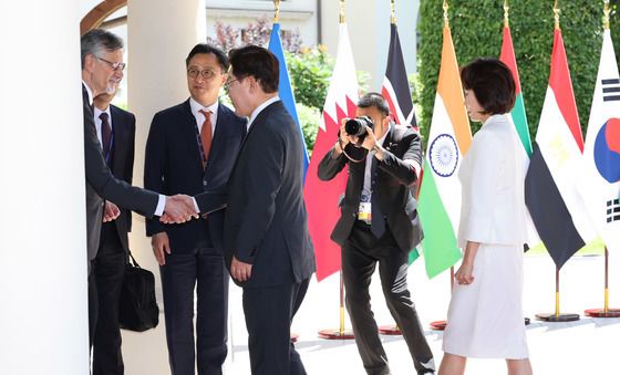인사 나누는 이재명 대통령