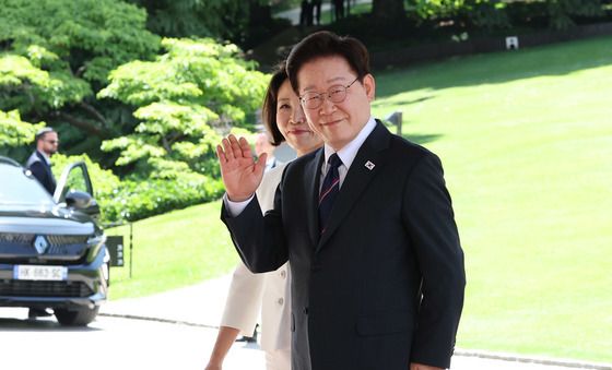 인사하는 이재명 대통령