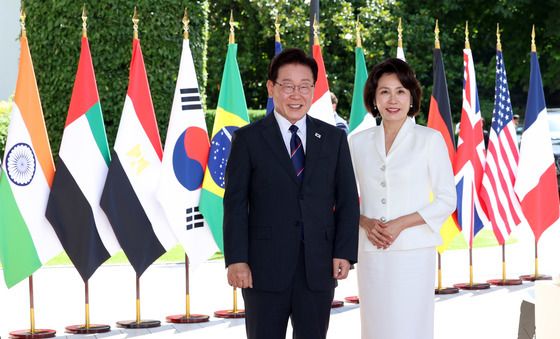 기념촬영 하는 이재명 대통령·김혜경 여사