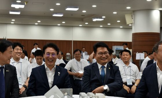 미소 짓는 김민석 총리와 송영길 의원