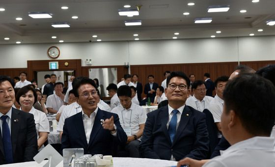 대화 나누는 김민석 총리·송영길 의원
