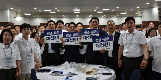 당선인들과 함께 사진찍는 김민석·송영길