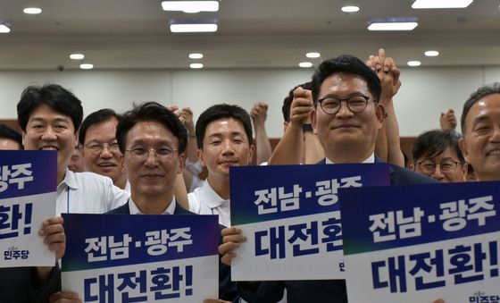 기념촬영하는 김민석 총리·송영길 의원