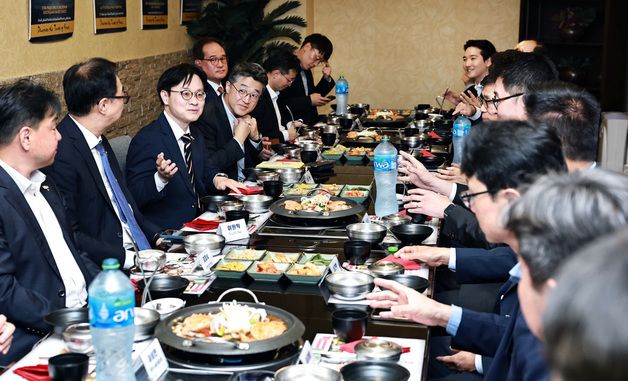 UAE 현지 진출 기업 관계자들과 식사하는 김정관 장관