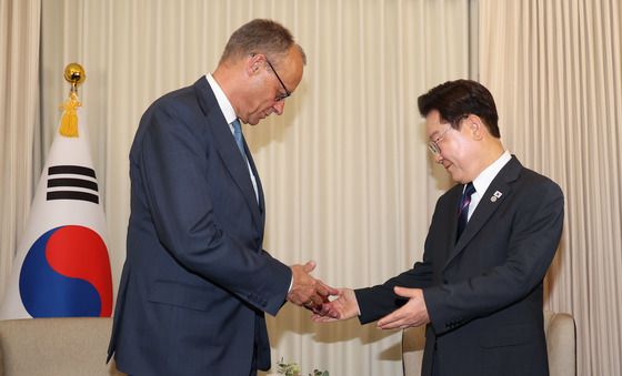 악수하는 이재명 대통령