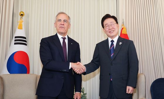 캐나다 총리와 악수하는 이재명 대통령