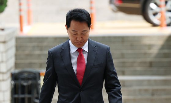 입장문 들고 법정 향하는 오세훈 시장