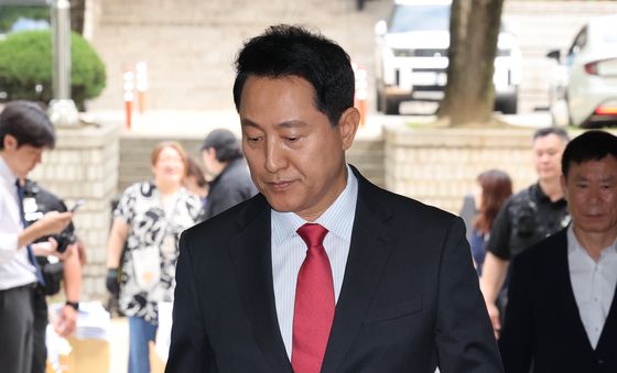 굳은 얼굴로 출석하는 오세훈 시장