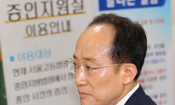 법정 들어서는 추경호 당선인