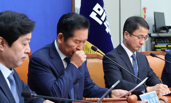 헛기침하는 정청래 대표