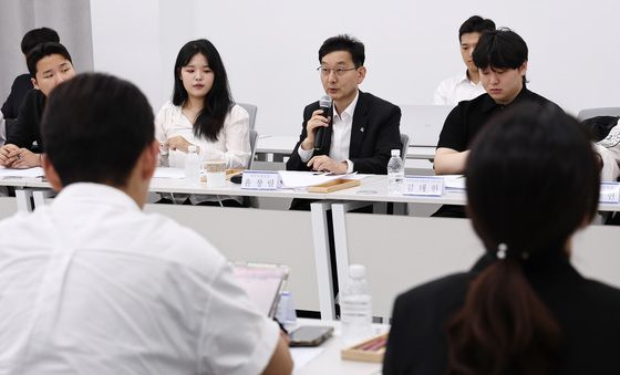 '국민참정권 침해' 청년들 만난 윤창렬 국무조정실장