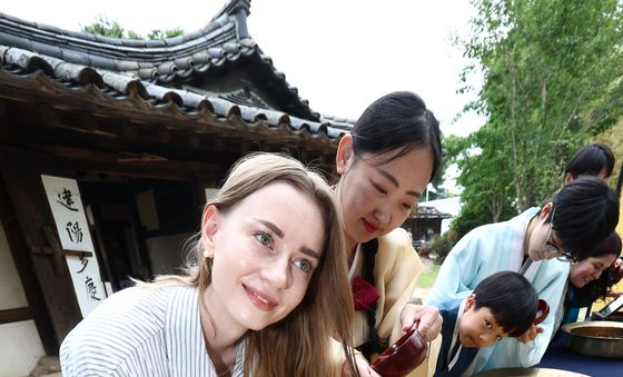 '단오 앞두고 창포물 머리 감기 체험해요'