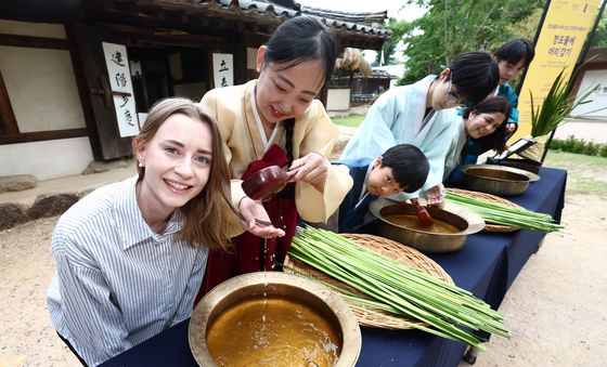 '창포물에 머리 감고 나쁜 기운 물리쳐요'