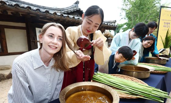 '단오 앞두고 창포물 머리 감기 체험해요'