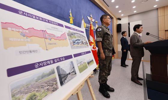 군사시설 규제개선 정책 발표하는 안규백 장관