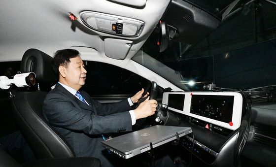 드라이빙 시물레이터 시연하는 구윤철 부총리