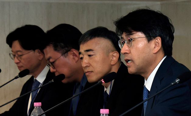 공청회 패널토론 진행하는 함명일 교수