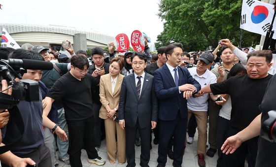 송파개표소 봉쇄 시위로 되돌아가는 민주당 의원들
