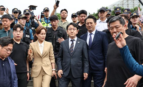 시민들에게 항의 받는 임오경·천준호·전용기 의원