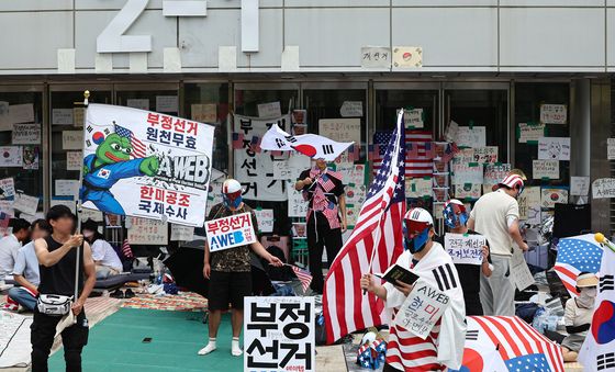 계속되는 잠실 개표소 봉쇄 시위
