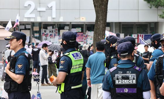 13일째 이어지는 잠실 개표소 봉쇄 시위