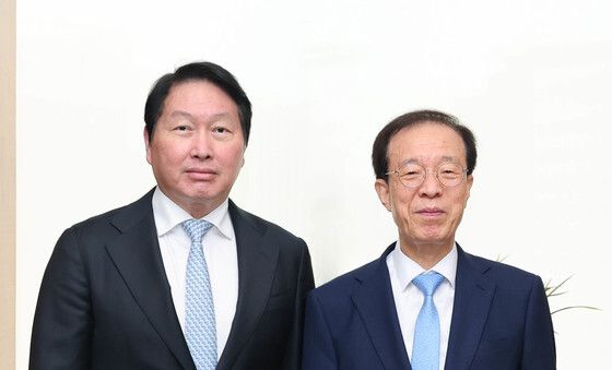 면담 기념촬영 하는 최태원 대한상의 회장·이석연 국민통합위원장