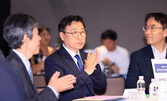 박수치는 정근식 교육감