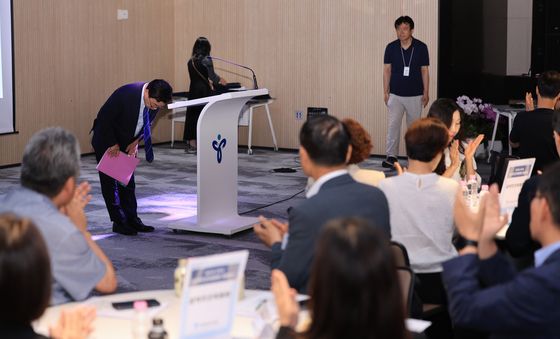 인사하는 정근식 교육감