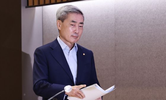 물가안정 관련 설명회 참석하는 신현송 한은 총재
