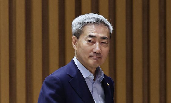 물가안정 운영상황 설명회 참석하는 신현송 한은 총재