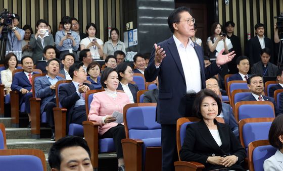 장동혁 대표 앞에서 의총 공개 요구하는 송석준 의원