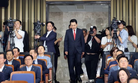 긴급 의총 참석하는 장동혁 대표