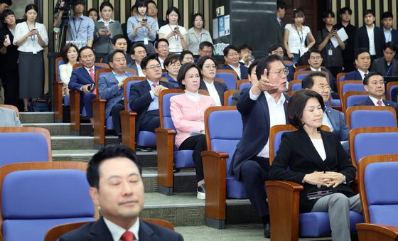 국민의힘 긴급 의원총회, 시작부터 '삐걱'