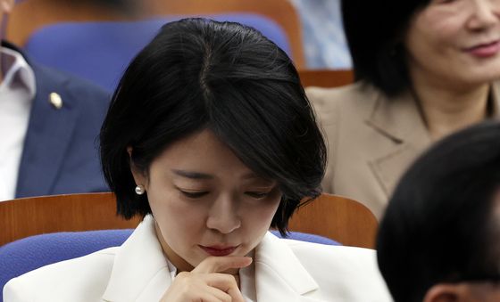 생각에 잠긴 배현진 의원