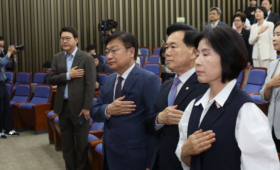 국민의례하는 정점식 원내대표