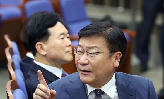 의원들 진정 시키는 정점식 원내대표