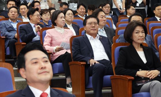장동혁 대표 바라보는 송석준 의원