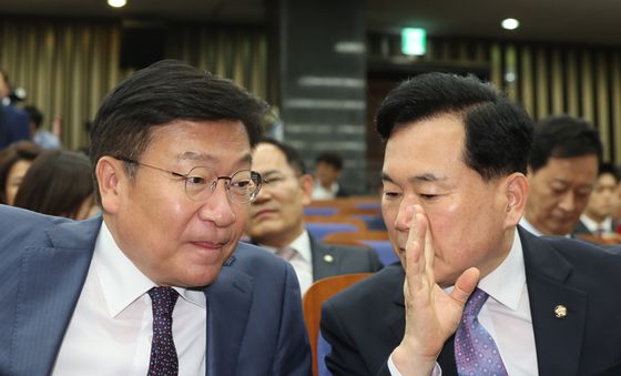 대화 나누는 정점식·김승수