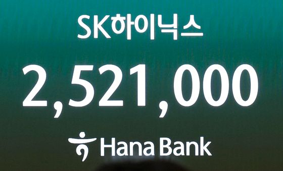 SK하이닉스 고공행진에 미소 '활짝'