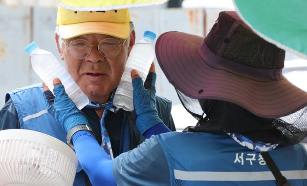 더위 식히는 주차관리 직원