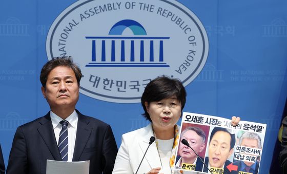 특검의 오세훈 시장 구형 관련 기자회견하는 서영교 의원